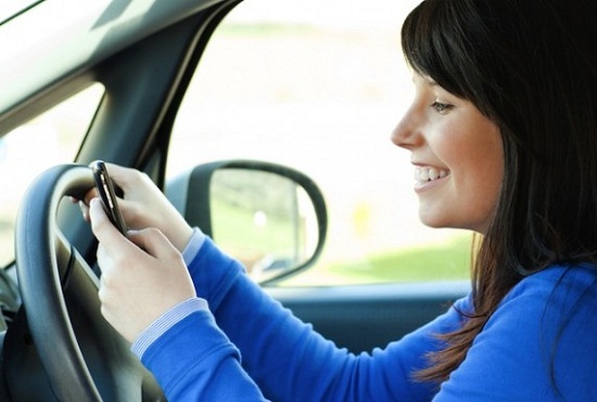 Phần lớn tài xế vẫn có thói quen dùng điện thoại khi lái xe